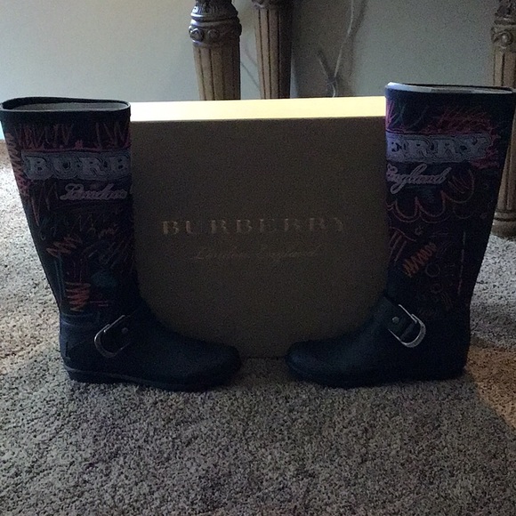 Burberry Boots - Picture 1 of 1
